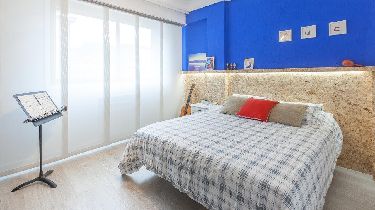 Decorar dormitorio juvenil azul con friso iluminado Programa completo
