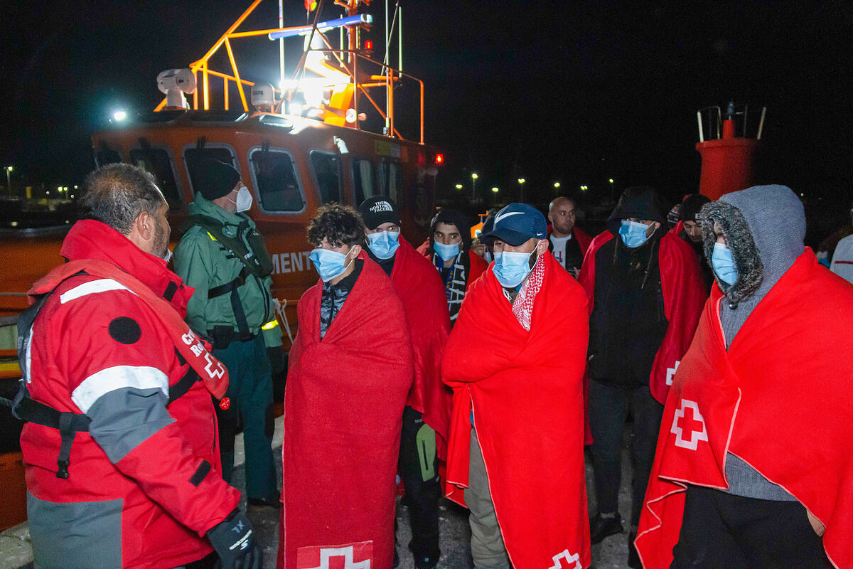 1670126414 Rescatados 46 migrantes magrebes que navegaban frente a la costa