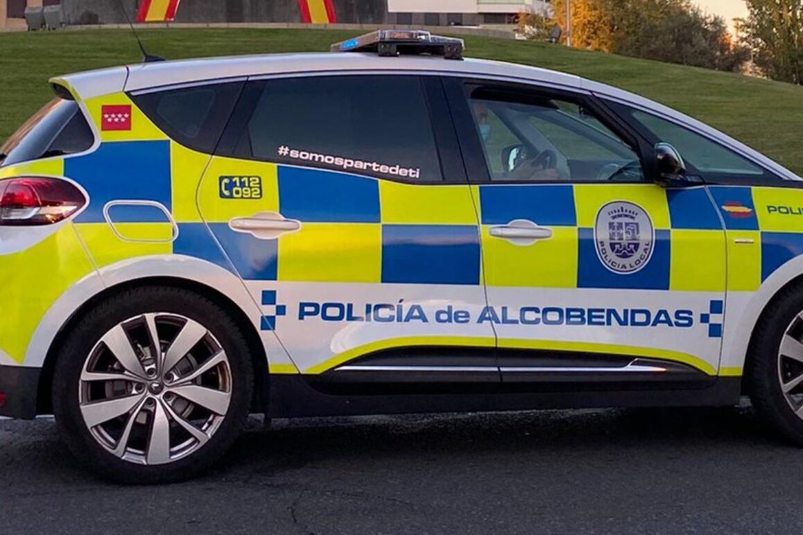 1672161909 Un coche de la Polica Municipal de Alcobendas atropella a
