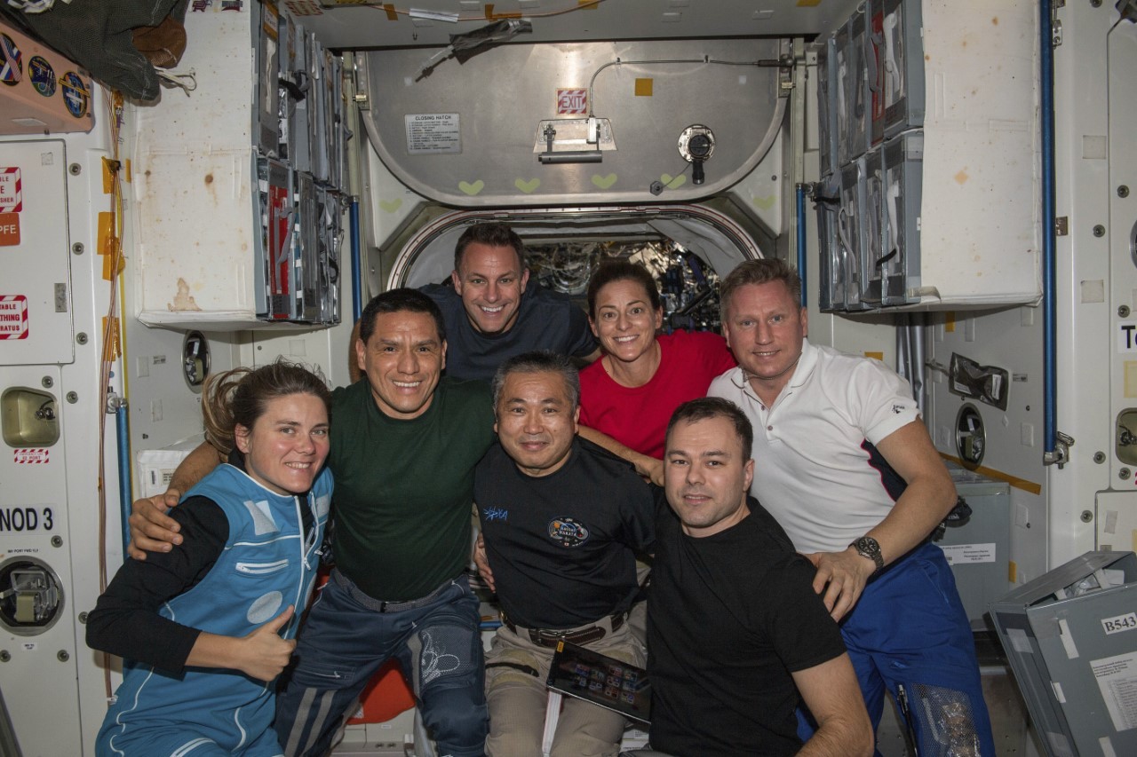 Los actuales tripulantes de la ISS. De izquierda a derecha: Anna Kikina, Frank Rubio, Josh Cassada, Koichi Wakata, Nicole Mann, Dmitri Petelin y Sergey Prokopyev.