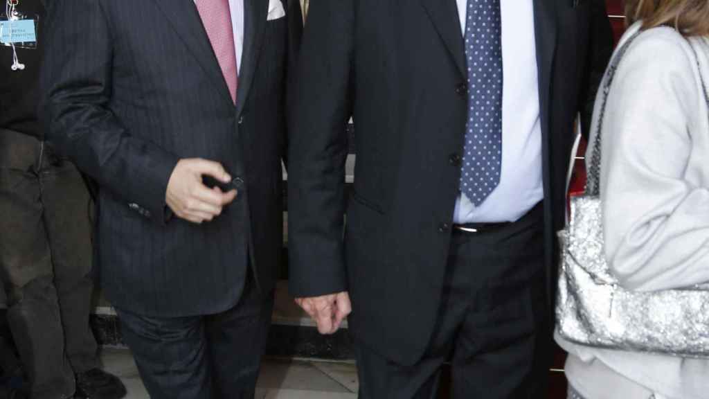 Mario Vargas Llosa y su hijo Gonzalo en una imagen tomada en mayo de 2015.