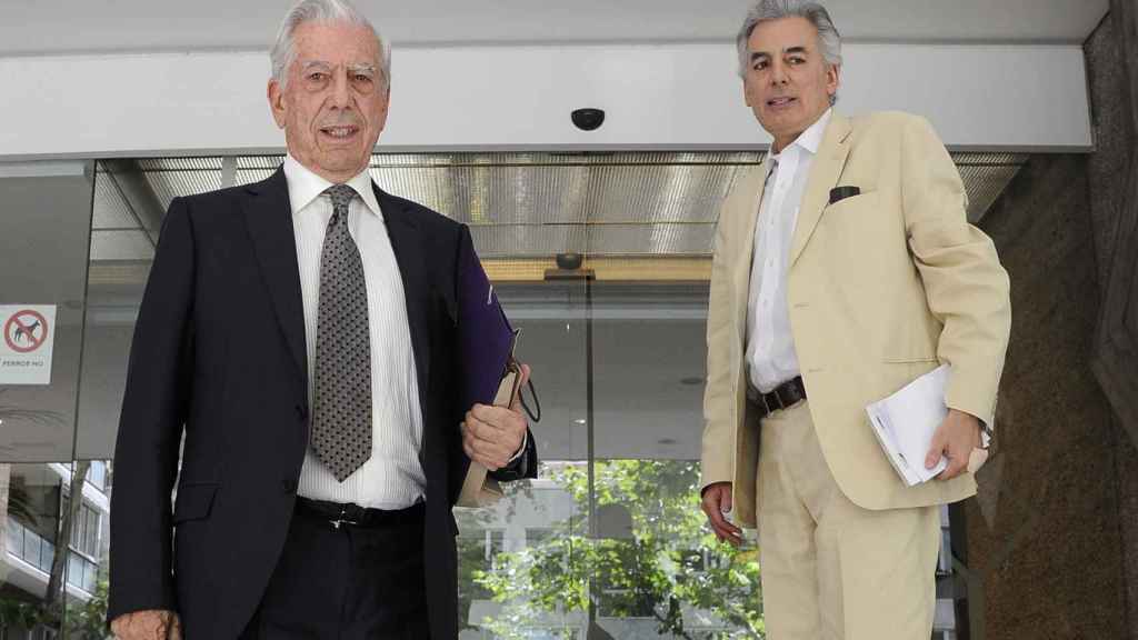 Mario Vargas Llosa junto a su primer hijo, Álvaro, en una fotografía tomada en julio de 2015.