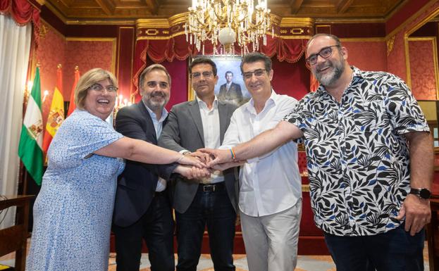 Ediles del PSOE y de Unidas Podemos e Independientes se estrechan la mano tras firmar un acuerdo.