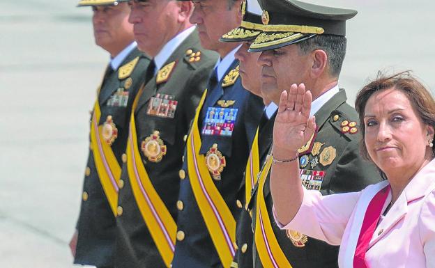Boluarte, que se dirigió ayer al país desde el palacio presidencial con un mensaje de unidad y de firmeza, también fue arropada por el Ejército en su toma de posesión.