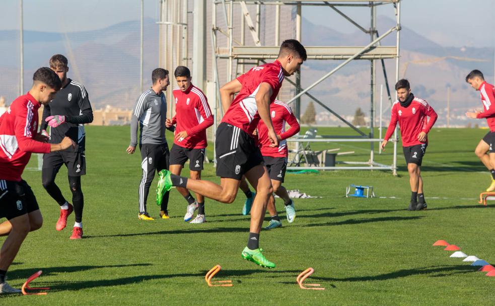 Raúl Torrente salta durante un ejercicio en un entrenamiento de esta temporada en la Ciudad Deportiva. 
