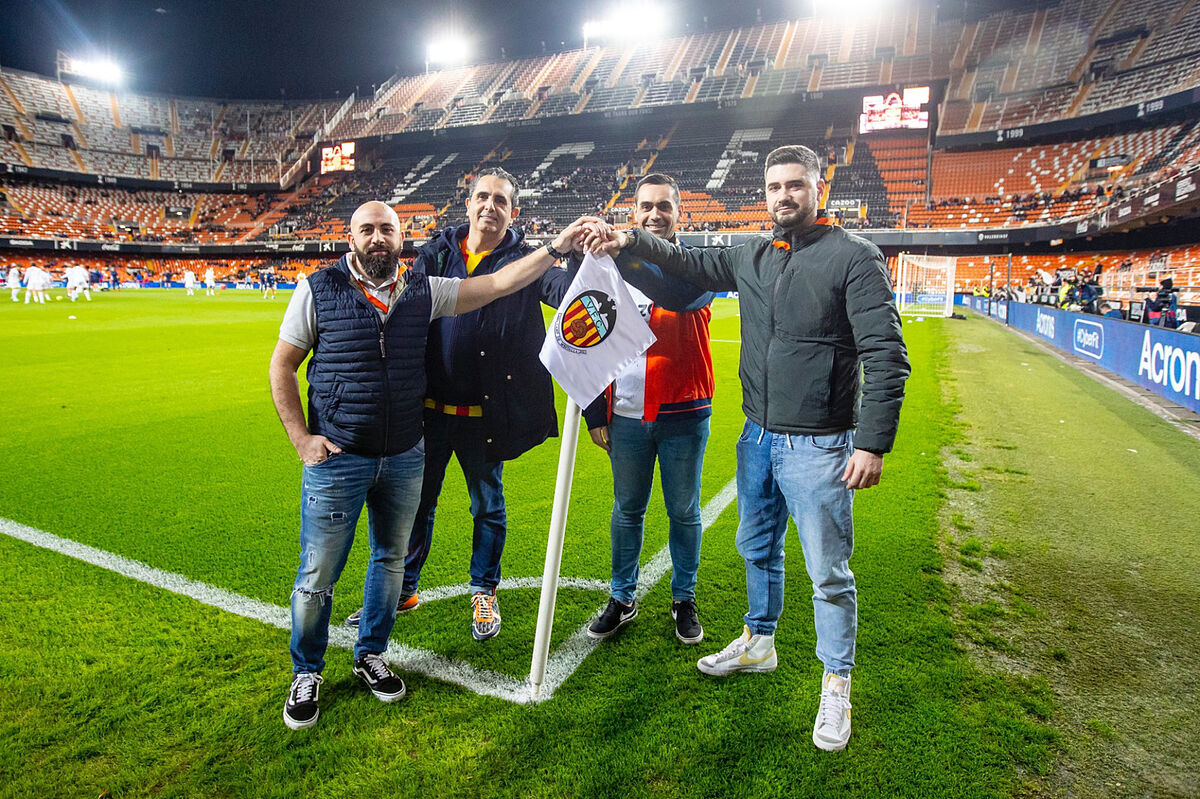 Fan Tokens Cuatro aficionados del Valencia colocaron los nuevos banderines