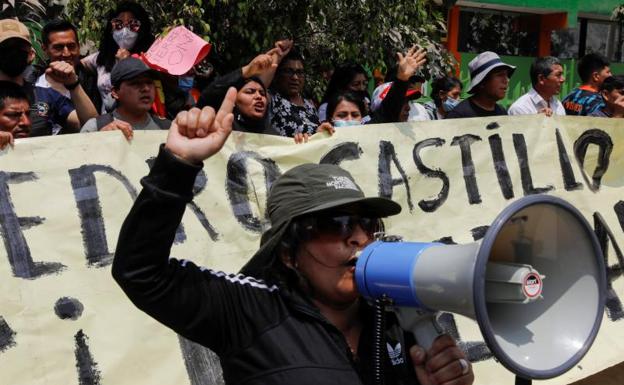 Seguidores de Castillo exigen disolver el Senado y convocar elecciones anticipadas en una protesta en Lima. 