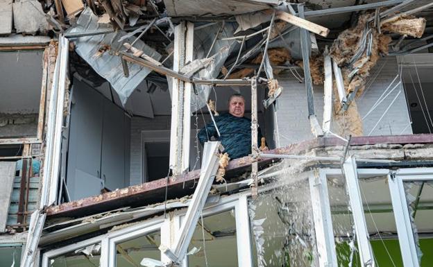 Un hombre camina entre los escombros de un apartamento destruido tras un bombardeo en la ciudad ucraniana de Jersón.