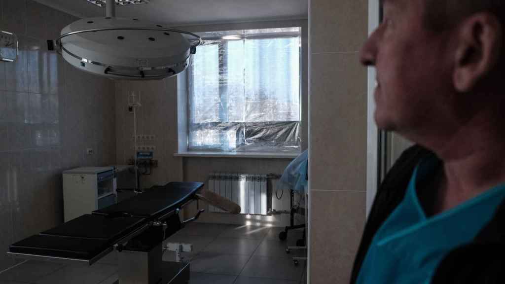 El cirujano jefe, Petro Marenkovskiy, muestra un quirófano inutilizable por los ataques.