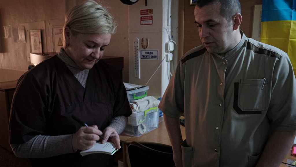 Los cirujanos Tatiana Kabachok y Evgeny Voloshyn, minutos después de atender el parto de Oksana.