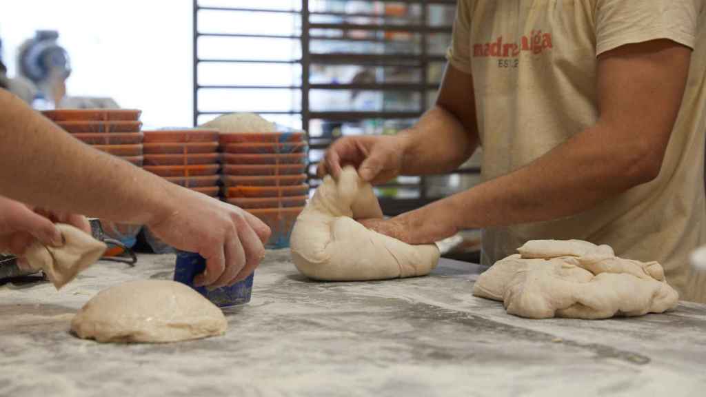 En el obrador de Madreamiga se producirán este año 10.000 roscones, pero el proceso sigue siendo artesanal