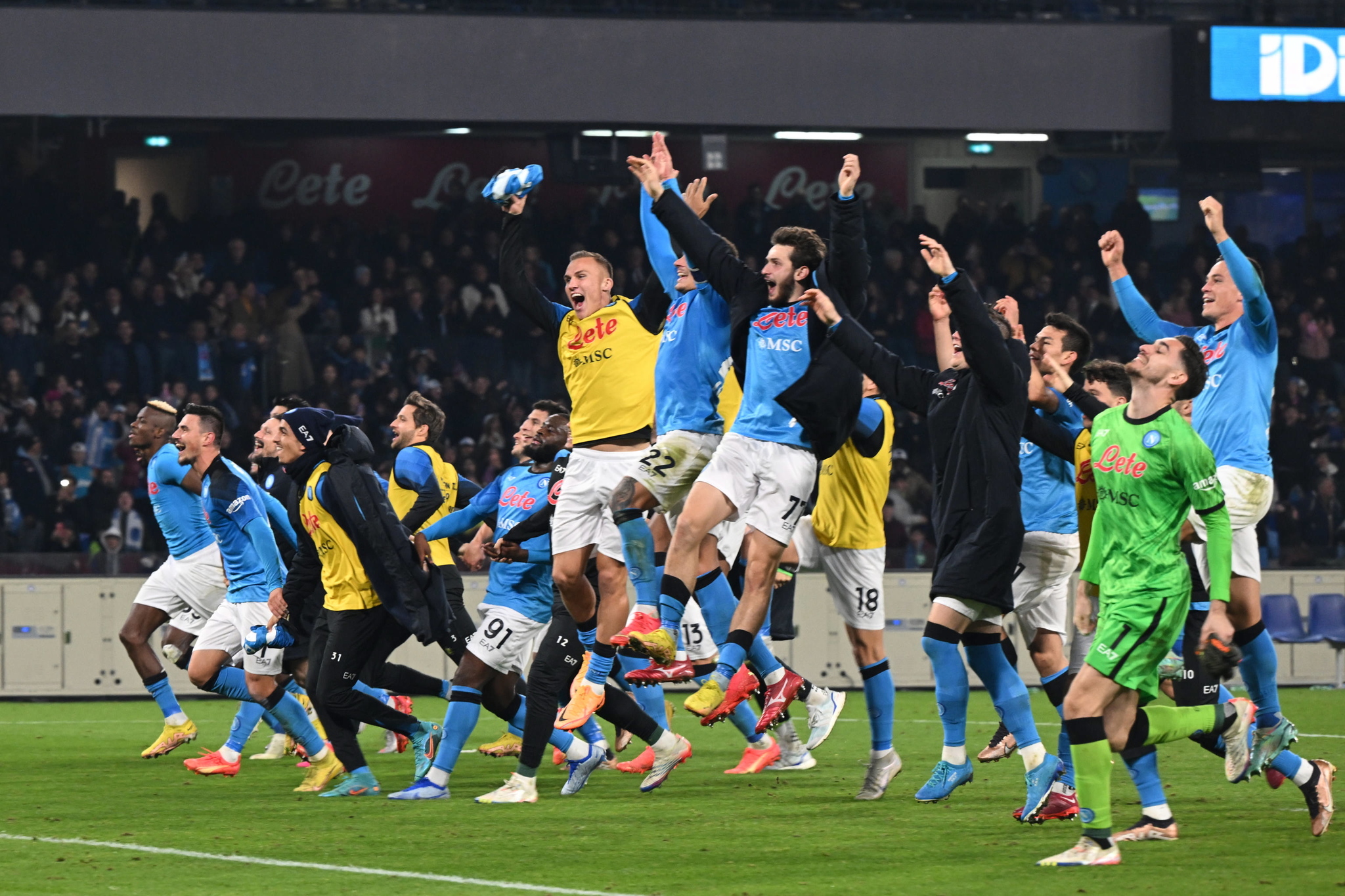 Los jugadores del Napoli celebran el triunfo ante la Juventus.