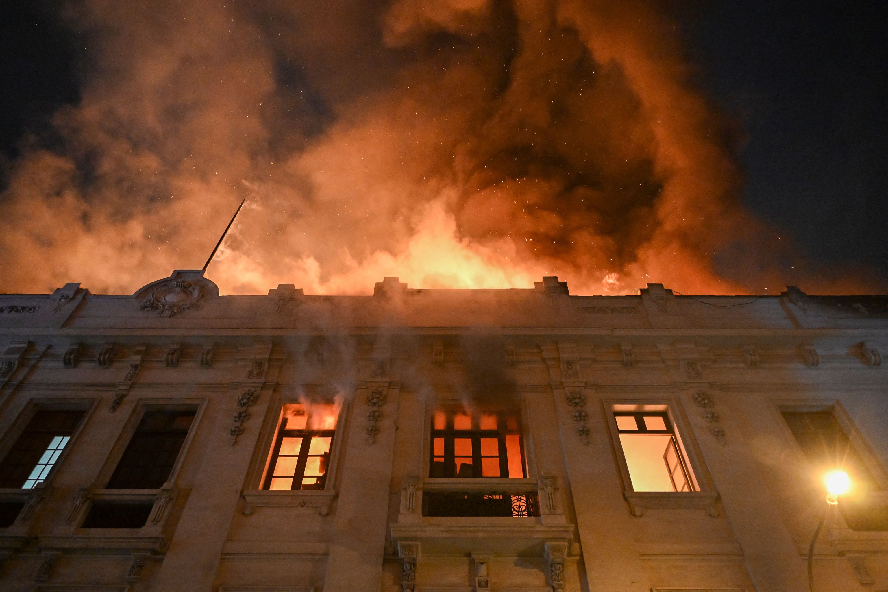 Una casa en llamas, durante las protestas en Lima.