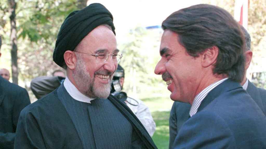 José María Aznar, presidente del Gobierno, saluda a Mohamed Jatamí, presidente de Irán.