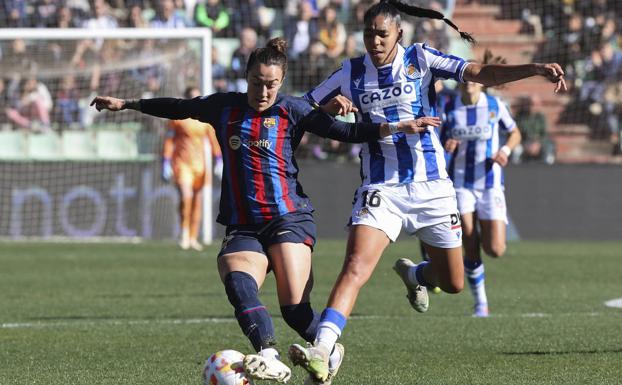 La futbolista del FC Barcelona Lucy Bronze (i) lucha por el balón con Gaby García, de la Real Sociedad