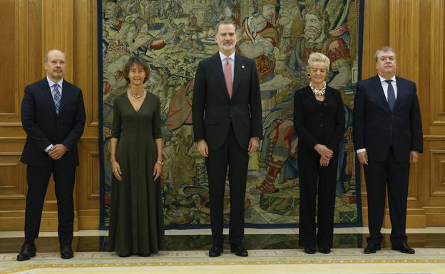 Juan Carlos Campo, Laura Díez, María Jesús Segoviano y César Tolosa tras jurar sus cargos en el Constitucional en presencia del Rey.