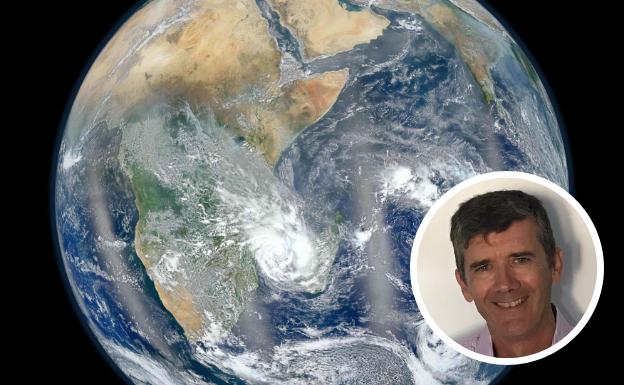 El geofísico Manuel Catalán, junto con una imagen del planeta Tierra.
