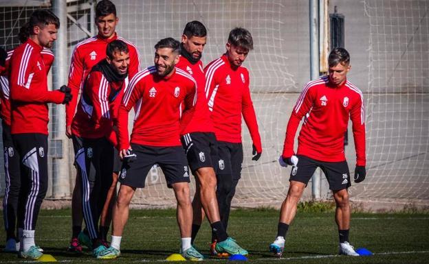 Los futbolistas del Granada, durante el entrenamiento de este viernes. 