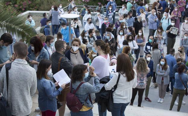 Opositores esperan para examinarse en la convicatoria de 2021 en la Universidad de Granada.