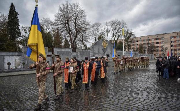 Militares ucranianos portan los ataúdes con los cuerpos de sus compañeros, muertos recientemente en combates contra las tropas rusas, este martes en Lviv.