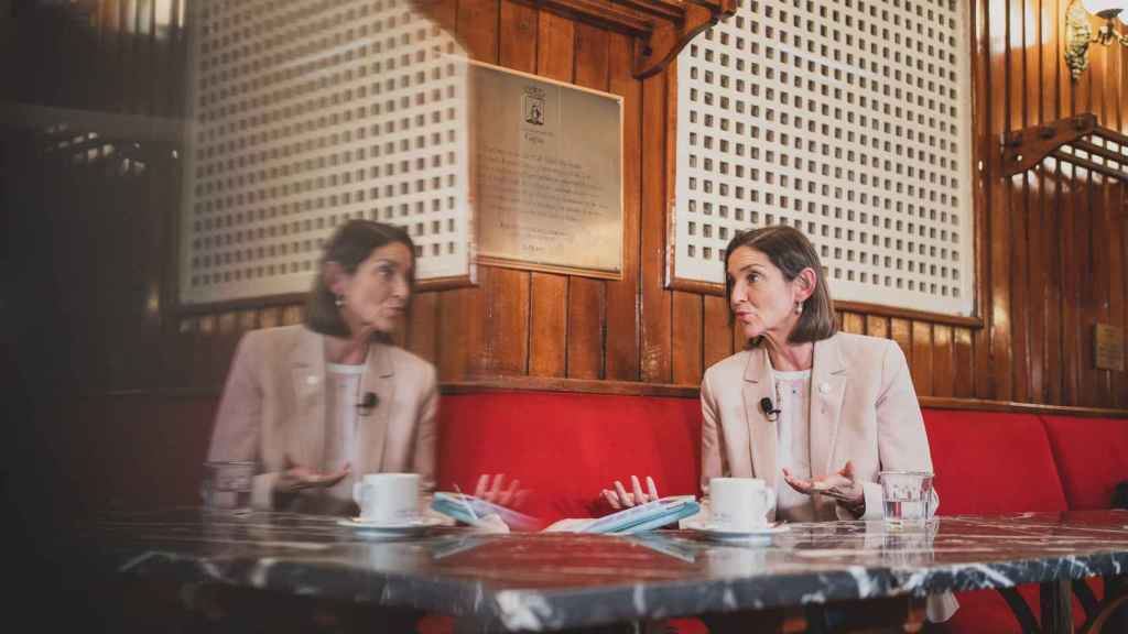La entrevista se desarrolla en el histórico Café Gijón.