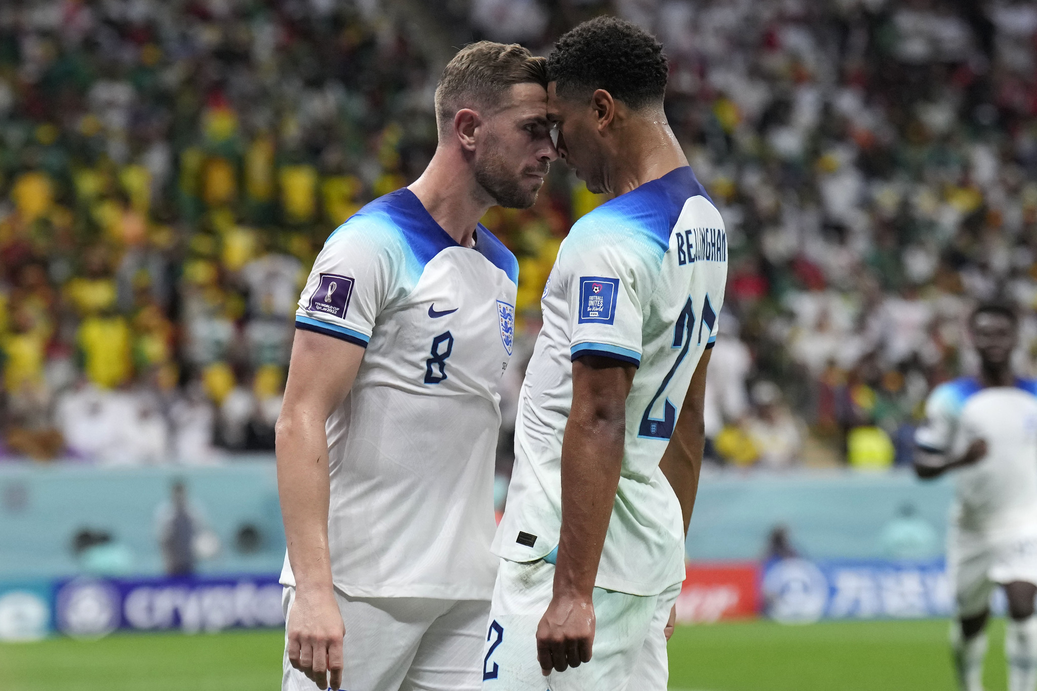 Henderson y Bellingham celebran un gol en el Mundial.