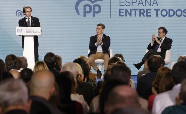 Aznar interviene este sábado en la Intermunicipal del PP en Valencia bajo la atenta mirada de Feijóo y Rajoy