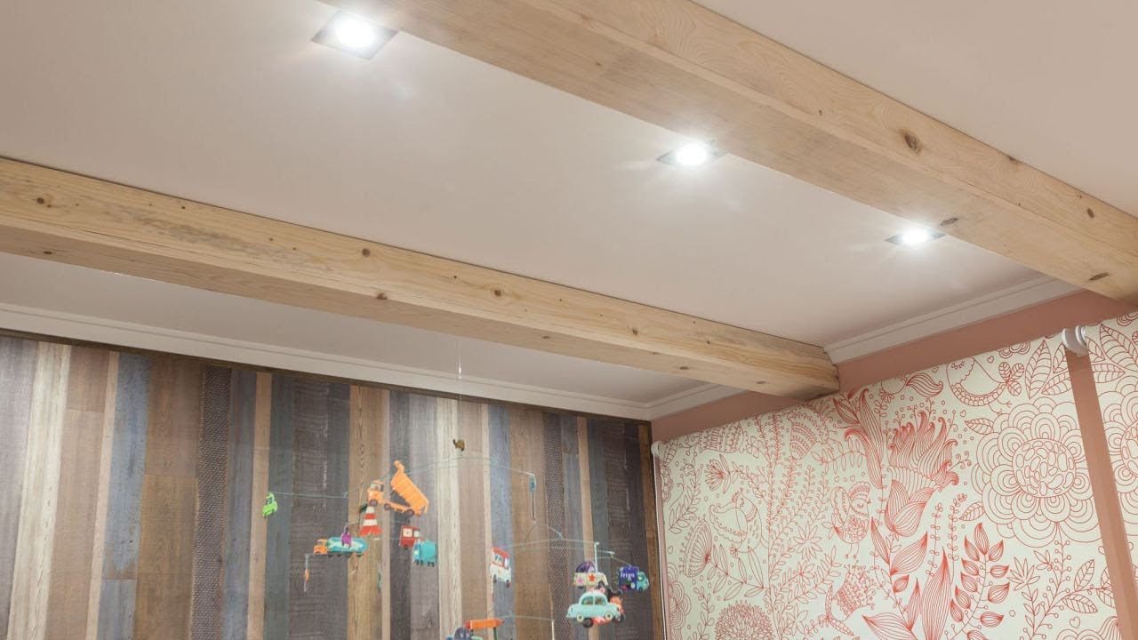 Colocar vigas de madera en el techo de un dormitorio