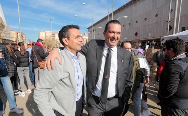 Óscar Fernández-Arenas, junto al alcalde Francisco Cuenca, en la visita del Real Madrid al Palacio.