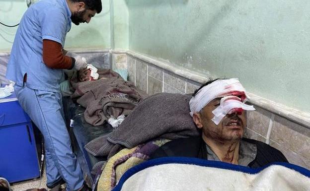 Un sanitario atiende a un niño herido en el hospital de Bab al-Hawa