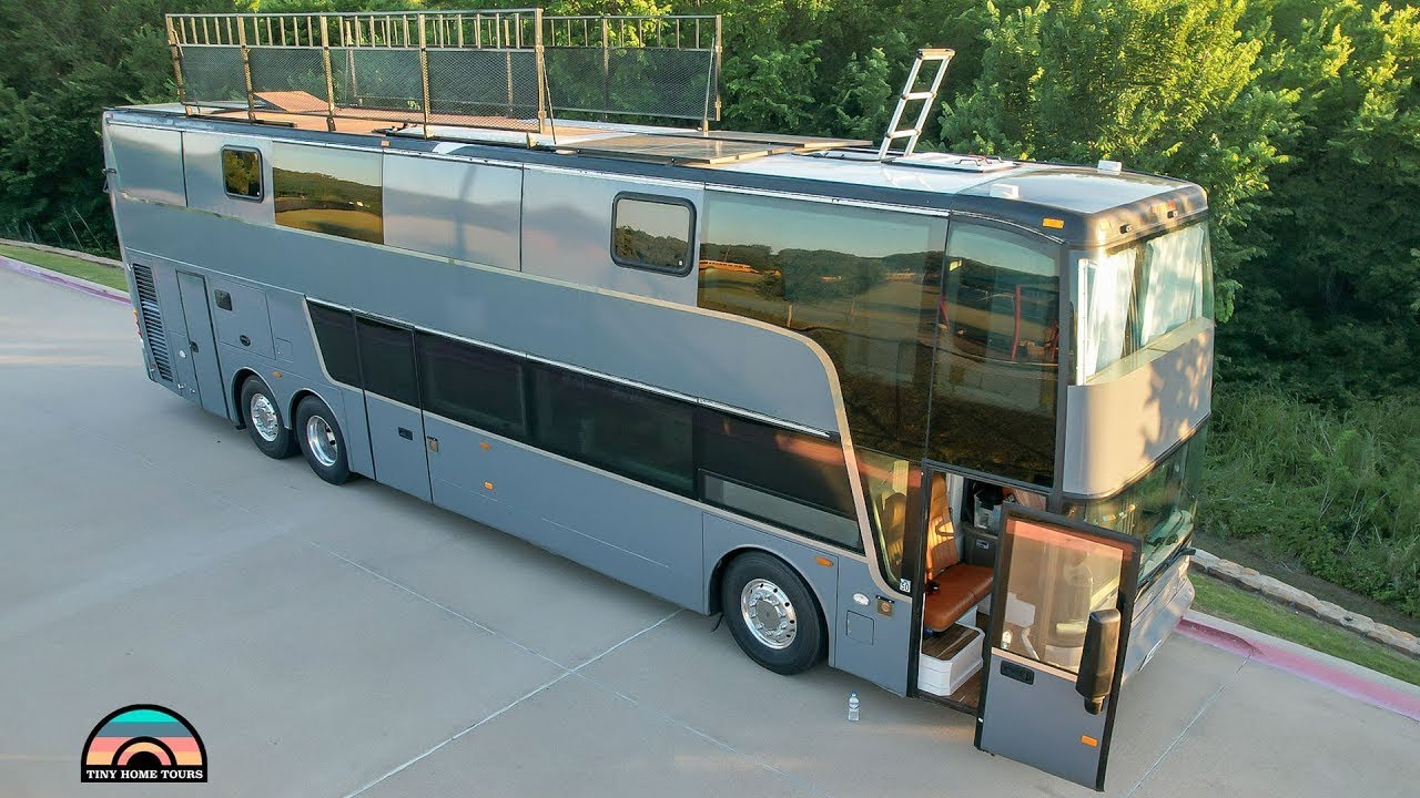 Transformación manual de un autobús de dos pisos en una